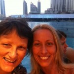 Astrid och jag i väntan på fontänspelet framför Burj Khalifa