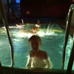 Hugo badar mitt i natten på Midsommarafton